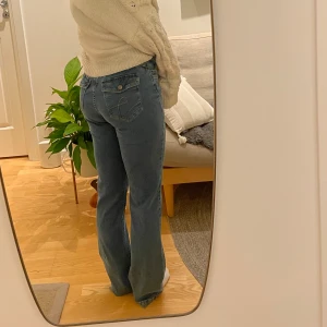 Blå jeans med fickdetaljer  - Snygga blå raka jeans från Lee med jättefina fickor. Innebenslängd 84cm. Midja 41cm. Jag är 165cm som referens 🥰Hör av dig vid frågor!