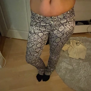 Ormbyxor - Super sköna, lite slitna längst ner! Midjemått 36 cm och innerbenslängd 80!🥰🥰