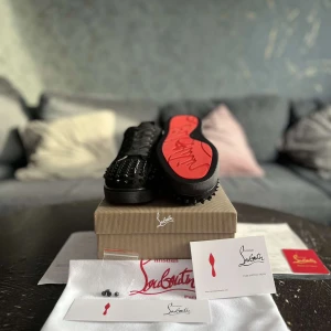 Louboutins - Tjena!! Säljer dessa svarta ✒️ loubs med spikar jag har tagit på dom tre gånger helt nytt skick {pris är alltid diskuterbart} har några funderingar dm vi svarar inom (5 min)  extra bilder finns skickas inom samma dag!!