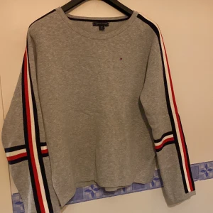 Tommy Hilfiger tröja! - Snygg tröja från Tommy Hilfiger! Nyskick! Storlek S dam