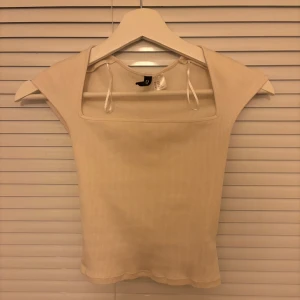 Beige ribbad topp - Snygg beige ribbad topp med korta ärmar från hm. Skriv gärna för frågor😊