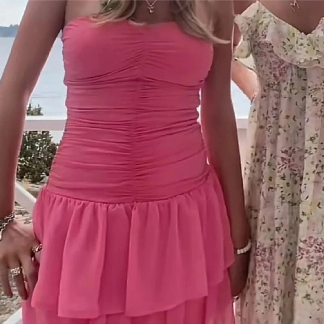 Rosa axelbandslös klänning