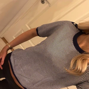 Zara topp me guld detalj  - Jätte söt o fin tröja från Zara med prislappen på💕