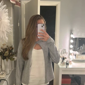 Grå stilren kofta - Nu säljer jag denna jättefina ljusgråa kofta från bikbok med en knapp. Den är använd en gång och köpt för 400kr. Denna kofta passar så bra i vardagen och till skolan. Jag säljer denna då den inte kommer till användning💞