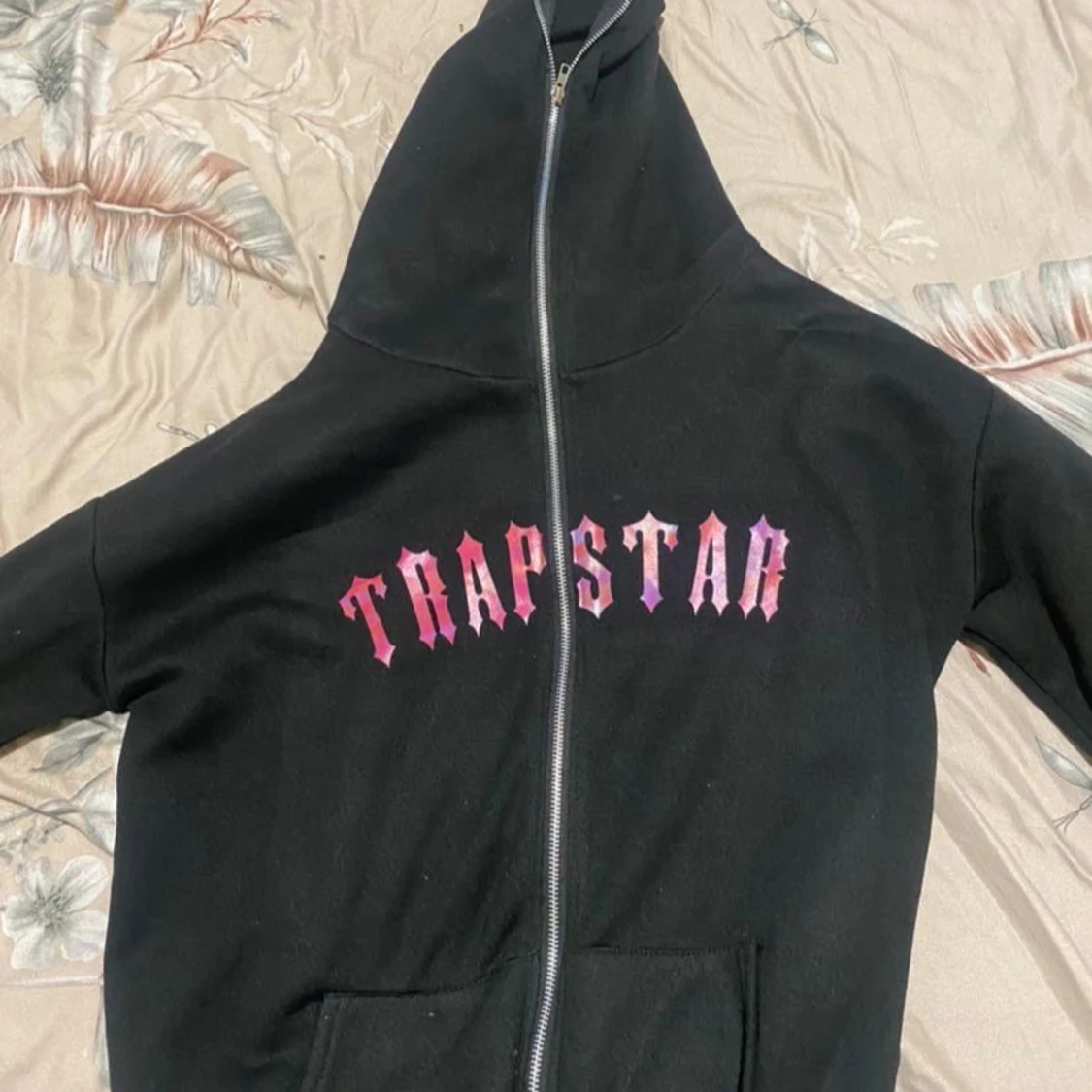 Svart hoodie från Trapstar