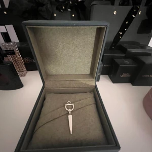 ✨Intressekoll✨Maria Nilsdotter örhänge  - Hej! Jag undrar om någon skulle vara intresserad av att byta denna berlocken som tillhör Bitten Earring (Maria Nilsdotter) då jag har tappat ringen så finns endast berlocken, det finnns många ringar från andra märken och från Maria som passar🥰Jag skulle kunna tänka mig att byta mot nån annan berlock från Maria Nilsdotter antingen till ett örhänge eller halsband🩷Berlocken är i väldigt bra skick och inga tecken på användning🥰Nypris: 2295 (hela örhänget)Box kommer med!