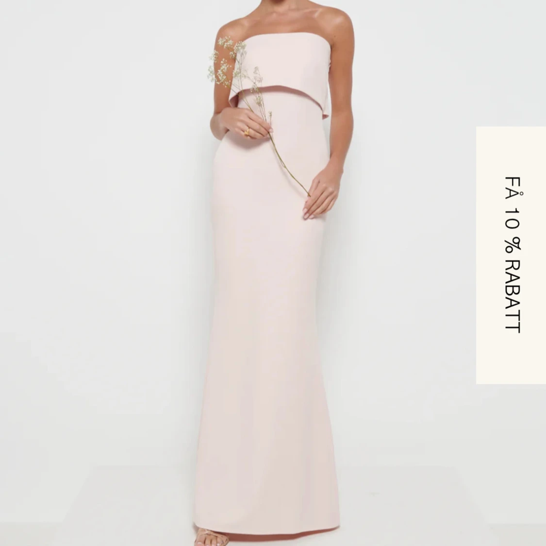 Ljusrosa axelbandslös långklänning
