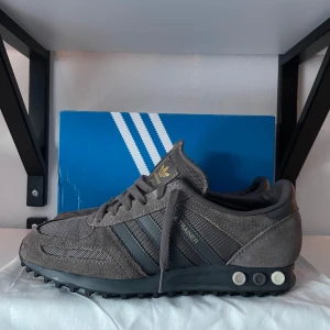 Adidas La trainer  - Sjukt feta adidas skor i en ovanlig färg som inte säljs längre. Skorna är använda några få tillfällen och är i bra skick. Låda tillkommer vid köp. Hör av er vid fler frågor! Har kvitto från Jd sports
