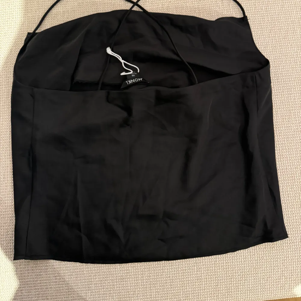 Kroppad satin topp från Monki. Aldrig använd. . Yläosat.