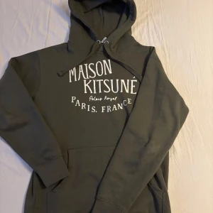 Masion Kitsune hoodie - Hej jag säljer min Masion kitsune hoodie. 9/10 skick och använd några fåtal gånger. Passar storlek M och S och är världigt snygg. Kom privat om du har någon fråga😀