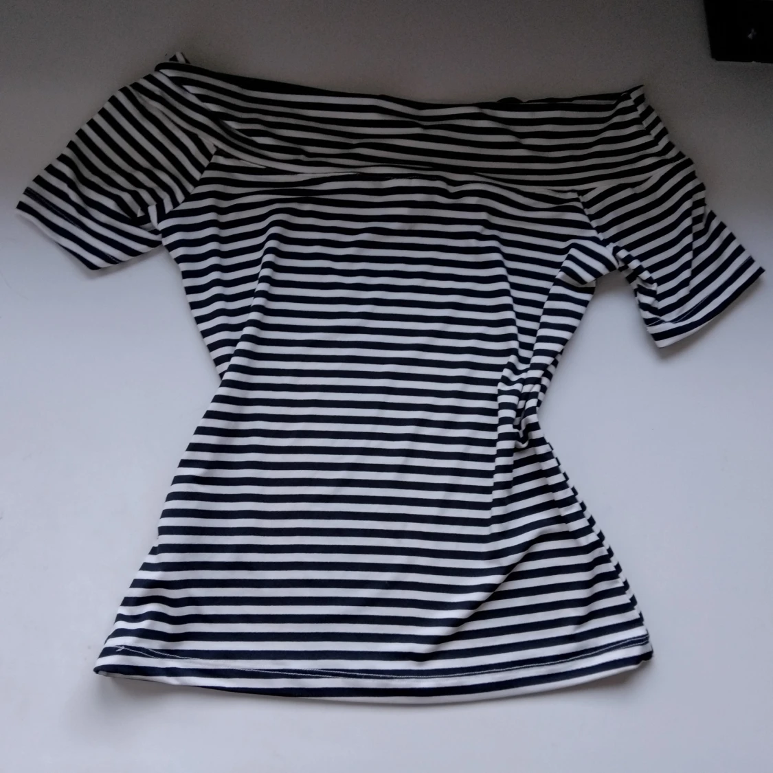 Randig offshoulder topp från H&M