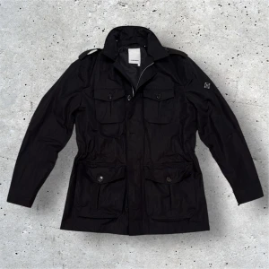 J.Lindeberg Jacka - J.Lindeberg Jacka | Skick 8/10 inga defekter | Storlek L och färgen svart | Nypris 4000kr | Hör av er för mer information/bilder!