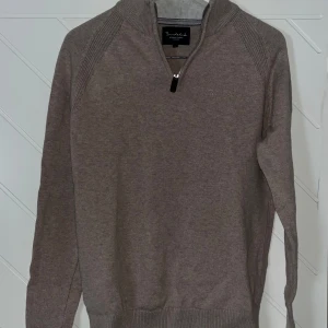 Beige zip up från Bondelid - Säljer en stilren beige tröja från Bondelid med dragkedja vid halsen. Perfekt för kyligare dagar med sin mjuka och bekväma passform. Tröjan har långa ärmar och ribbade detaljer vid ärmslut och nederkant. Skicket är super bra pga att den är använd vi så få tillfällen och väl omhändertagen!