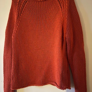 Orange stickad tröja från Jackpot - Säljer en snygg orange stickad tröja från Jackpot by Carli Gry. Tröjan har en enkel design med långa ärmar och rund hals. Perfekt för att hålla sig varm och stilren under kyligare dagar. Passar bra till både jeans och kjol. Stl 2 vilket motsvarar Stl 36-38.