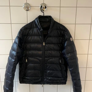Moncler  - Moncler acorus jacka knappt använd jätte fint skick, nypris 12600, storlek 2 