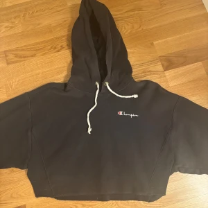 Svart croppad hoodie från Champion - Kort hoodie från champion 🩷