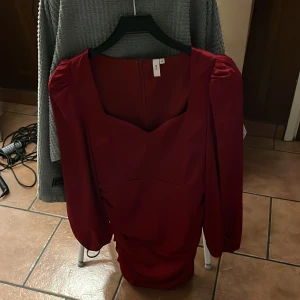 Röd klänning  - Röd klänning från Nelly, storlek M men passar S, oanvänd 