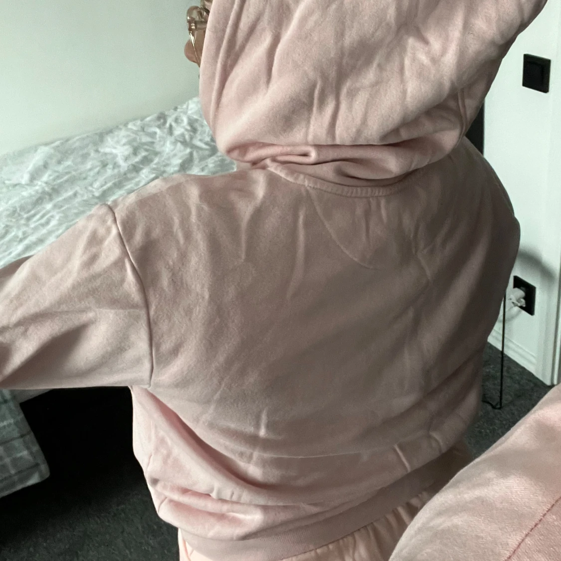 Rosa hoodie med broderad text - 2