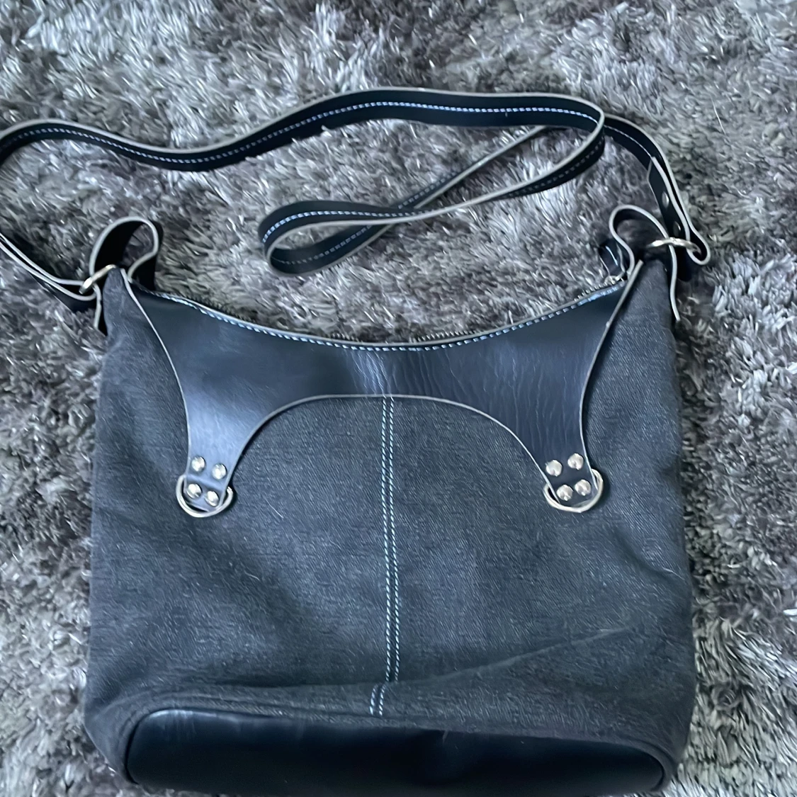 Svart axelväska i skinn och jeans