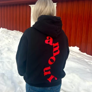 Hoodie ”AMOUR” - Storlek L men upplevs som M/S✨Snygg och stilren och passar alla!