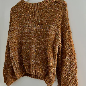 Unik stickad tröja  - Otroligt fin stickad tröja, köpt i USA. Den är mycket mjuk och har färgglada små ”bollar” utspridda över hela tröjan. Knappt använd. Djur- och rökfritt hem.