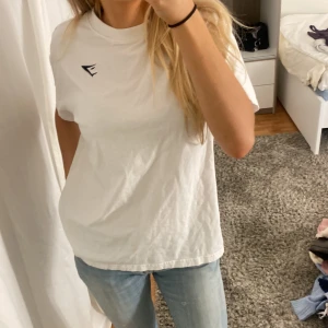 Vit t-shirt från Gymshark - Säljer billigt eftersom tröjan har några inte så synbara fläckar som visas på bilderna. Tröjan är S men Oversized 