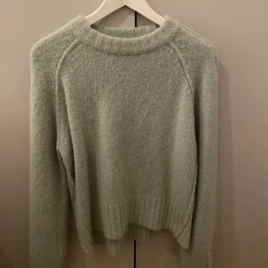 Stickad tröja från Rodebjer - Mysig ljusgrön stickad tröja från Rodebjer, perfekt för kyliga dagar. Tillverkad i en mjuk blandning av alpacka, ull och nylon. Tröjan har en klassisk rund hals och långa ärmar med ribbade muddar. Storlek står inte med skulle gissa xs/s😇Pris kan diskuteras 