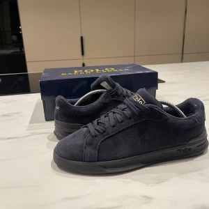 Ralph lauren skor - Ett par riktigt fina Ralph lauren skor i storlek 41. Fick dom i examenspresent helt nya! men har bara haft på mig nån enstaka gång då dom var för små.Skick 9/10. Sjukt snygga o välskötta, samt väldigt sköna att gå i. Du får med boxen. Bara höra av er vid frågor.