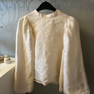 Champagne färgad blus med puffärmar - Fin blus med puffärmar💞