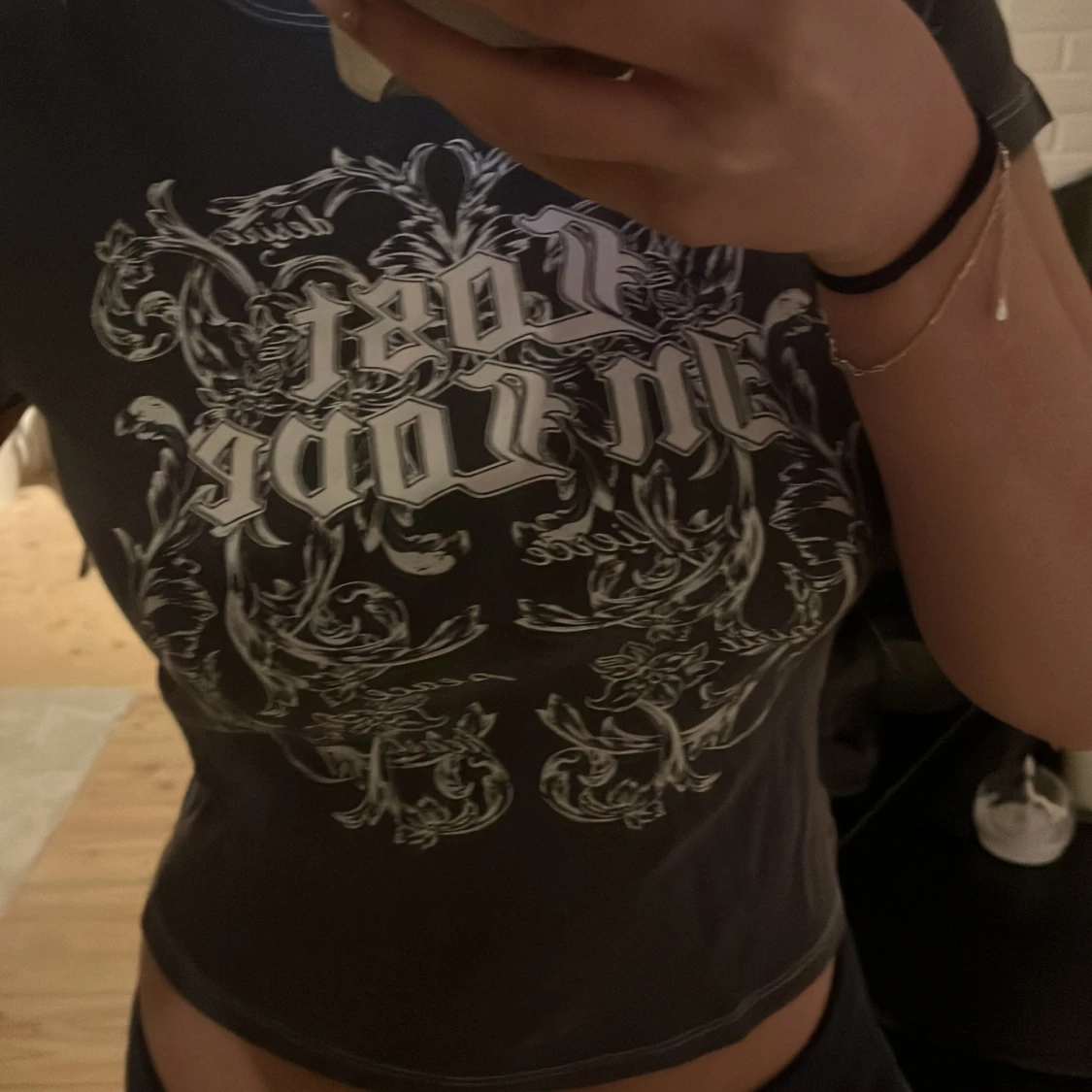 Svart croppad t-shirt med tryck - 90