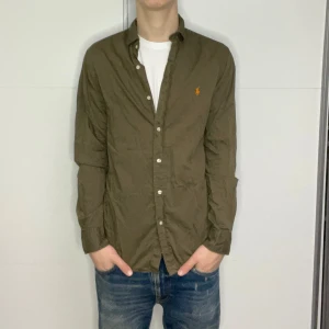 Ralph Lauren skjorta  - Ralph Lauren skjorta | Skick: 8/10 | Strl S | Pris - 549 | Fraktar via Postnord eller Instabox på köparens bekostnad | Hör av dig vid minsta fråga eller fundering//CL