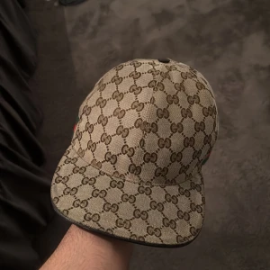 Beige keps från Gucci - En biege gucci keps som inte är så gammal det är baseboll modellen boxen finns och dustbag 