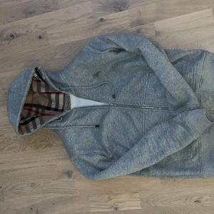 Burberry kofta grå - Jätte fin burberry kofta anledning att jag säljer den är för att den är för kort på midjan passar xs också
