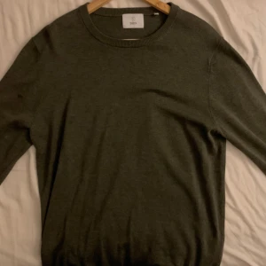 Bläck crewneck nyskick - Bara testad, har vart i garderoben länge utan användning.