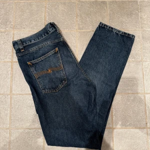 Nudie Jeans - Schyssta nudie jeans, blåa, storlek 32/32, bra skick, inte använda så mycket, nypris runt 1200 kr, skriv vid funderingar 