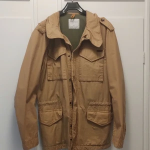 Peak Performance jacka - Säljer en snygg beige jacka från Peak Performance. Jackan har flera praktiska fickor och en klassisk krage. Perfekt för höst och vår med sin stilrena design. Knappt använd, max en gång. Nyskick.