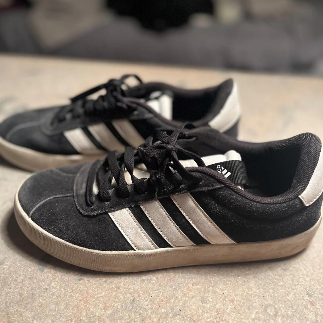 Svarta och vita Adidas sneakers