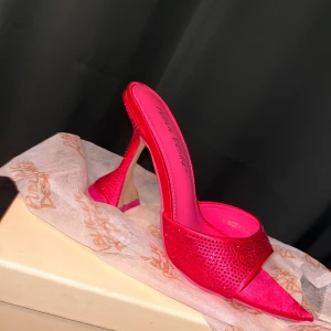 Rosa klackskor med strass - Snygga rosa klackskor med spetsig tå och glittrande strassdetaljer. Perfekta för en festlig kväll.