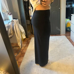 Svart långkjol från Gina Tricot - marinblå långkjol från Gina Tricot. Använd någon gång. Bra skick. 