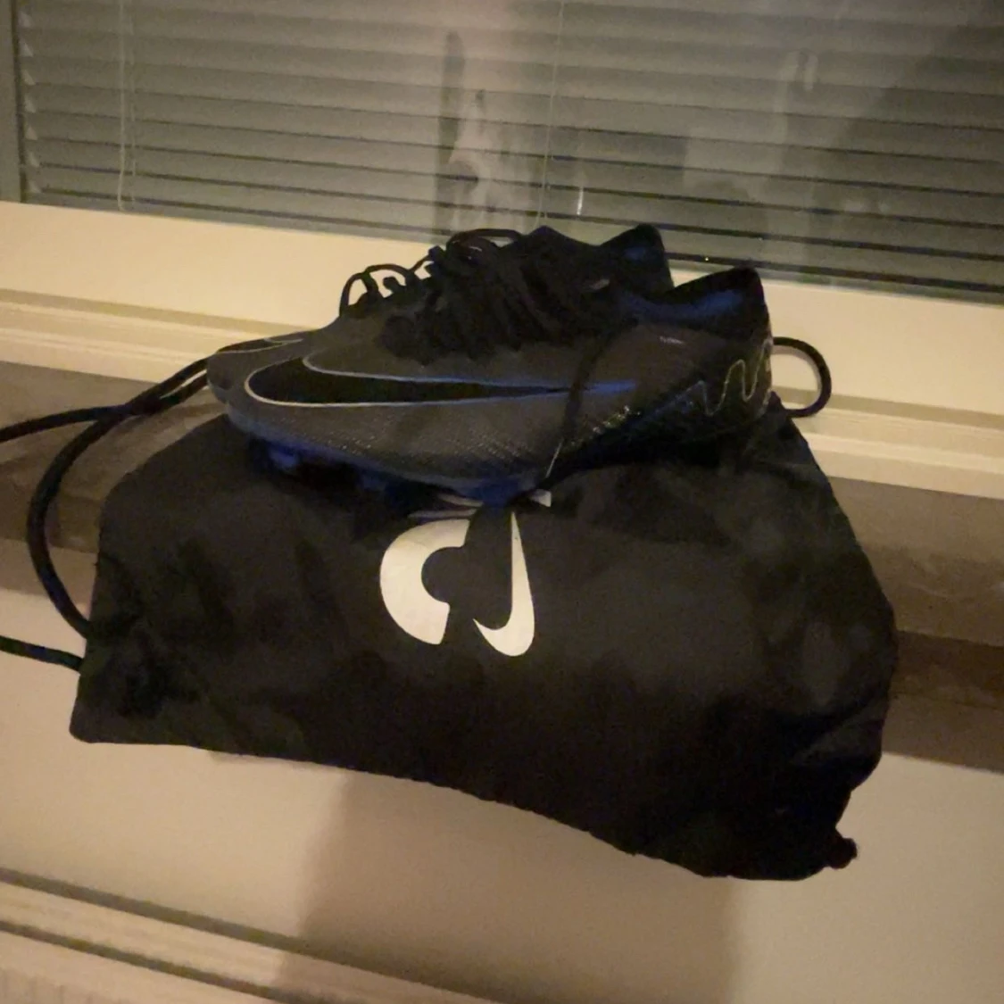 Svarta och blå Nike Mercurial fotbollsskor - 90