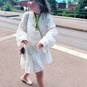 Vit klänning  - Nu säljer jag min skolavslutnings klänning som passar perfekt till student eller skolavslutningen!! Bara använd en gång, ge prisförslag💞