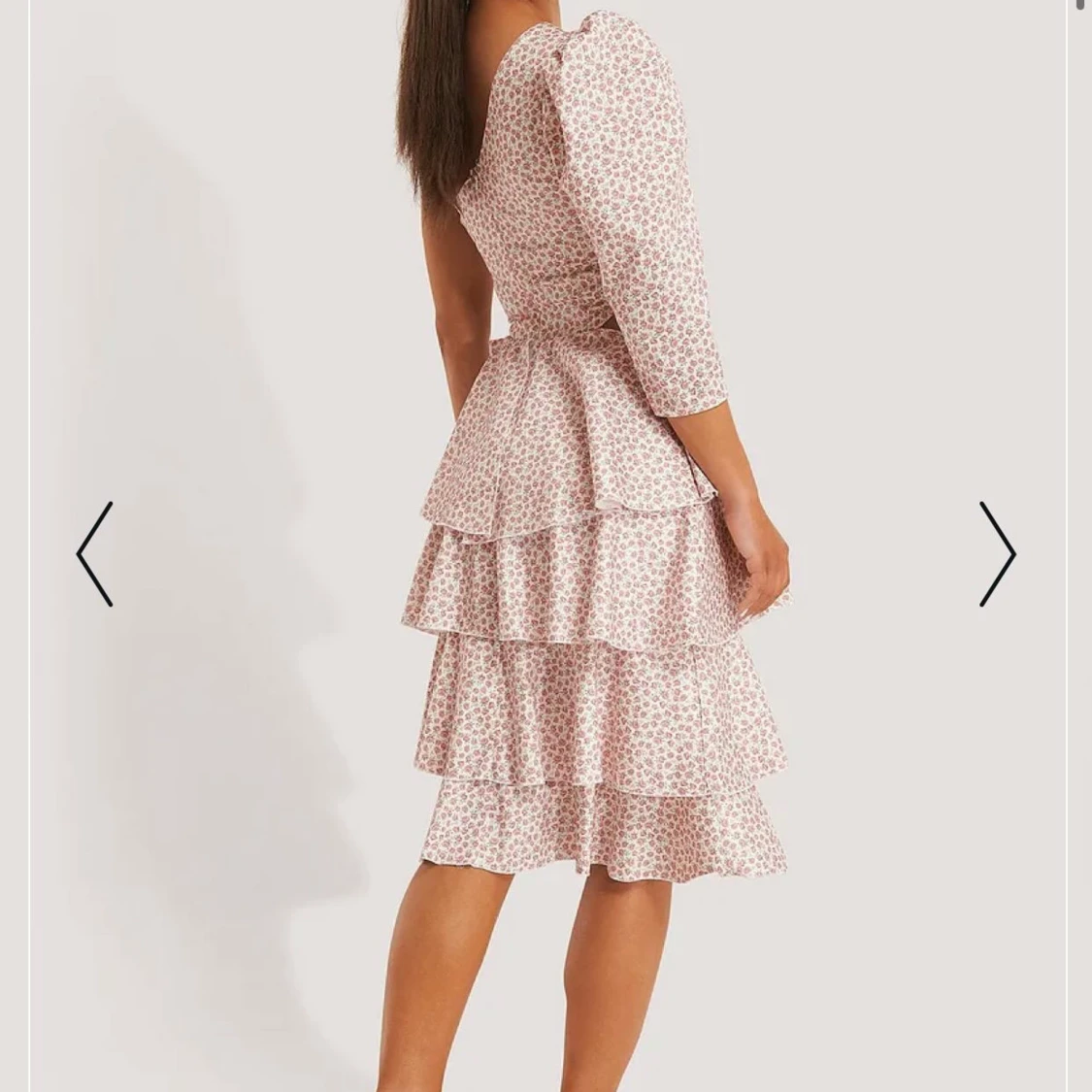 Blommig oneshoulder klänning - 1