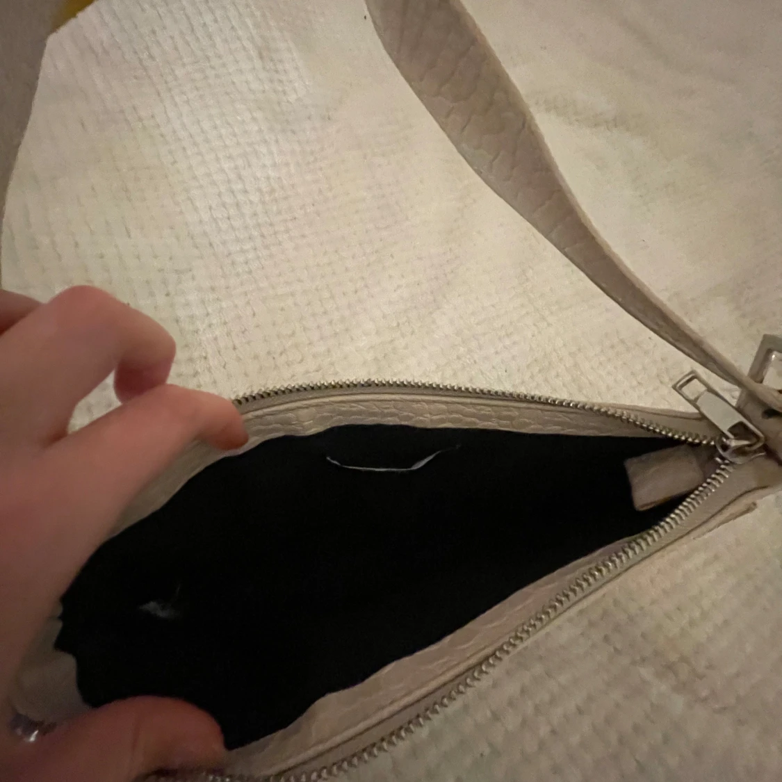 Beige axelväska med krokodilmönster - 92