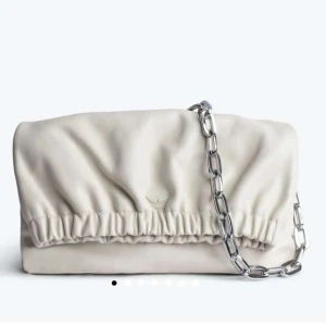 Beige Zadig rockyssime bag - Beige Zadig rockyssime bag. Orginal pris 5150 kr, köpt för 3605 kr. Kan användas med kedja eller som en Clutch. Jättesnygg och rymlig. Priset kan diskuteras ❤️