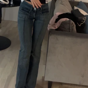 Mörkblå bootcut jeans Nelly - Snygga mörkblå bootcut jeans med låg midja. Perfekta för en avslappnad stil. Klassisk design med fem fickor och knappgylf. Endast använt dom ca 3 ggr, som har tyvärr blivit för små för mig. 🩷