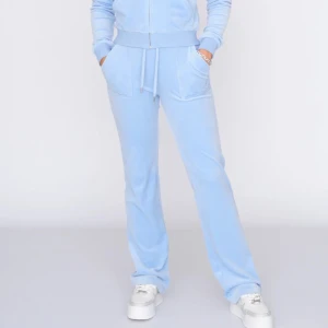 Ljusblå mjukisbyxor med snörning - Säljer ett par ljusblå mjukisbyxor med snörning i midjan. Byxorna har en loose passform och är tillverkade i ett mjukt material. Perfekta för en avslappnad stil. Lite smutsiga på slutet av benet! De kostar deras egna hemsida 1200, men säljer de för 500kr. 