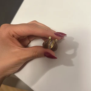 Guldörhängen med brun detalj - guldörhänge.