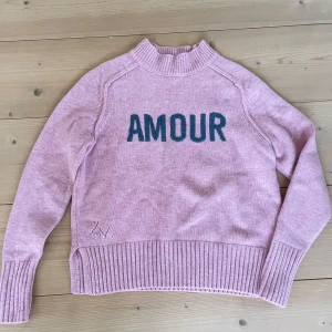 Rosa stickad tröja med text - Säljer en söt rosa stickad tröja från Zadig Voltaire! Perfekt för en mysig dag!💕💕 Storlek 152 men passar som xs 💕