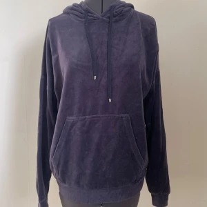 Mörkblå hoodie - Mysig mörkblå hoodie med känguruficka och justerbar huva. Lite damm syns då bilden är tagen i direkt solljus, kommer såklart inte vara så vid köp! 