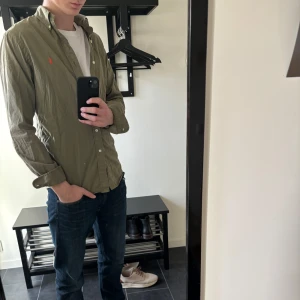 Olivgrön skjorta från Ralph Lauren - Snygg olivgrön skjorta från Ralph Lauren som är i fint skick